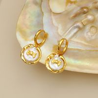 1 Paire Style Moderne Style Simple Noeud D'Arc Placage Le Cuivre Perle D'eau Douce Plaqué Or 18K Boucles D'oreilles main image 2