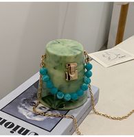 Women's Small Arylic Solid Color Elegant Vintage Style Beading Lock Clasp Crossbody Bag main image 3