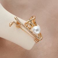 Simple Style Solid Color Letter Alloy Inlay Pearl Women's Brooches 1 Piece sku image 1