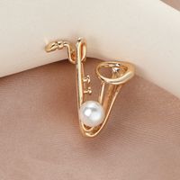 Simple Style Solid Color Letter Alloy Inlay Pearl Women's Brooches 1 Piece main image 2