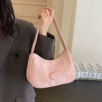 Femmes Moyen Faux Cuir Couleur Unie Style Vintage Vêtement De Rue Fil À Coudre Forme D'Oreiller Fermeture Éclair Sac Sous Les Bras main image 6