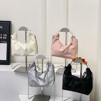 Femmes Moyen Faux Cuir Couleur Unie Style Classique Vêtement De Rue Forme De Boulette Fermeture Éclair Sac Bandoulière main image video