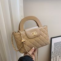 Women's Medium Pu Leather Solid Color Lingge Vintage Style Classic Style Lock Clasp Crossbody Bag main image 4