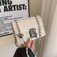 Women's Medium Pu Leather Solid Color Lingge Vintage Style Classic Style Lock Clasp Crossbody Bag main image 5