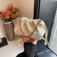 Femmes Moyen Faux Cuir Couleur Unie Style Classique Vêtement De Rue Fil À Coudre Forme De Nuage Boucle Magnétique Sac Bandoulière main image 1