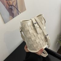 Women's Small Pu Leather Solid Color Streetwear Weave Magnetic Buckle Bucket Bag main image 3