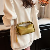 Women's Medium Pu Leather Solid Color Elegant Vintage Style Sewing Thread Zipper Crossbody Bag main image video