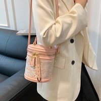 Women's Medium Pu Leather Solid Color Flower Butterfly Basic Classic Style Sewing Thread Cylindrical Zipper Crossbody Bag main image 7