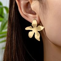 1 Pair Elegant Simple Style Artistic Solid Color Flower Zinc Alloy Ear Studs main image 1