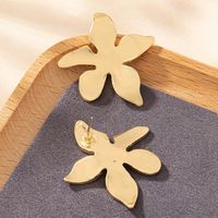 1 Pair Elegant Simple Style Artistic Solid Color Flower Zinc Alloy Ear Studs main image 5