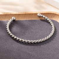 Elegant Modern Style Simple Style Solid Color Twist Iron Women's Bangle main image 5