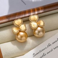 1 Pair Elegant Lady Irregular Flower Artificial Pearl Brass 18K Gold Plated Hoop Earrings Ear Studs main image 7