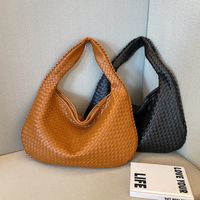Women's Medium Pu Leather Solid Color Vintage Style Classic Style Weave Zipper Straw Bag main image 2