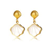 1 Paire Style Moderne Style Simple Style Classique Coquille Placage Incruster Acier Inoxydable 304 Blanc Shell Plaqué Or 18K Boucles D'oreilles main image 3