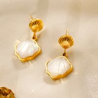 1 Paire Style Moderne Style Simple Style Classique Coquille Placage Incruster Acier Inoxydable 304 Blanc Shell Plaqué Or 18K Boucles D'oreilles main image 1
