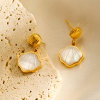 1 Paire Style Moderne Style Simple Style Classique Coquille Placage Incruster Acier Inoxydable 304 Blanc Shell Plaqué Or 18K Boucles D'oreilles main image 6