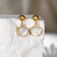 1 Paire Style Moderne Style Simple Style Classique Coquille Placage Incruster Acier Inoxydable 304 Blanc Shell Plaqué Or 18K Boucles D'oreilles main image 4