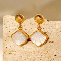 1 Paire Style Moderne Style Simple Style Classique Coquille Placage Incruster Acier Inoxydable 304 Blanc Shell Plaqué Or 18K Boucles D'oreilles main image 5
