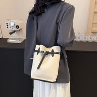 Women's Medium Pu Leather Solid Color Streetwear Sewing Thread Magnetic Buckle Crossbody Bag sku image 2