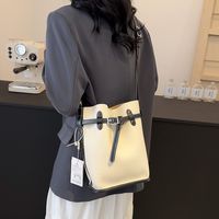 Women's Medium Pu Leather Solid Color Streetwear Sewing Thread Magnetic Buckle Crossbody Bag main image 2