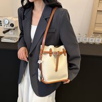 Women's Medium Pu Leather Solid Color Streetwear Sewing Thread Magnetic Buckle Crossbody Bag main image 3