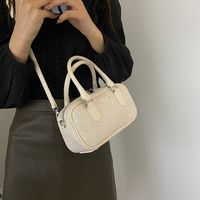 Women's Medium Pu Leather Solid Color Classic Style Streetwear Sewing Thread Zipper Crossbody Bag main image 2