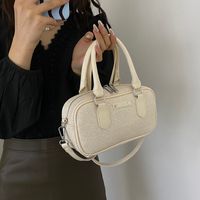 Femmes Moyen Faux Cuir Couleur Unie Style Classique Vêtement De Rue Fil À Coudre Fermeture Éclair Sac Bandoulière main image 4