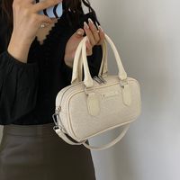 Women's Medium Pu Leather Solid Color Classic Style Streetwear Sewing Thread Zipper Crossbody Bag main image 4