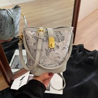 Women's Medium Pu Leather Solid Color Vintage Style Classic Style Sewing Thread Zipper Crossbody Bag main image 1