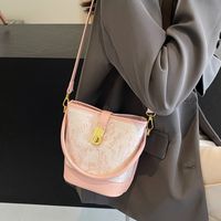 Women's Medium Pu Leather Solid Color Vintage Style Classic Style Sewing Thread Zipper Crossbody Bag main image 4