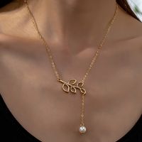 Großhandel Schmuck Ferien Einfacher Stil Blätter Kunststoff Zinklegierung Perle Aushöhlen Halskette Mit Anhänger main image 1