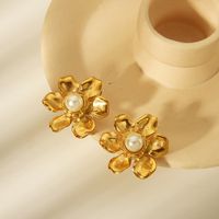 1 Pair Vintage Style Classic Style Flower Petal Plating Inlay 304 Stainless Steel Artificial Pearls 18K Gold Plated Ear Studs main image 6