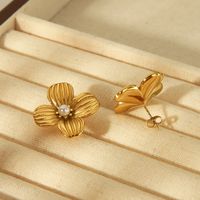 1 Pair Vintage Style Classic Style Flower Petal Plating Inlay 304 Stainless Steel Artificial Pearls 18K Gold Plated Ear Studs main image 4