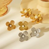 1 Pair Vintage Style Classic Style Flower Petal Plating Inlay 304 Stainless Steel Artificial Pearls 18K Gold Plated Ear Studs main image 7