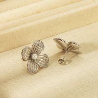 1 Pair Vintage Style Classic Style Flower Petal Plating Inlay 304 Stainless Steel Artificial Pearls 18K Gold Plated Ear Studs main image 5
