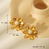 1 Pair Vintage Style Classic Style Flower Petal Plating Inlay 304 Stainless Steel Artificial Pearls 18K Gold Plated Ear Studs main image 3