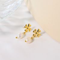 1 Paire Style Simple Style Classique Couleur Unie Placage Incruster Perle D'eau Douce Acier Au Titane Perle Plaqué Or 18K Boucles D'oreilles main image 4