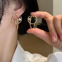 1 Pair Luxurious Simple Style Solid Color Plating Inlay Alloy Artificial Pearls Gold Plated Ear Studs main image 5