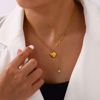 Titan Stahl 18 Karat Vergoldet Elegant Einfacher Stil Überzug Carving Runden Herzform Künstliche Perlen Halskette Mit Anhänger main image 4
