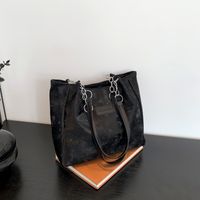 Women's Medium Pu Leather Solid Color Basic Classic Style Zipper Shoulder Bag main image 3