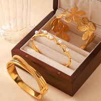 Acero Titanio Chapados en oro de 18k Básico Estilo Moderno Estilo Clásico Enchapado Fisión Embutido Rociar Flor Pétalo Perlas Artificiales Brazalete main image 8