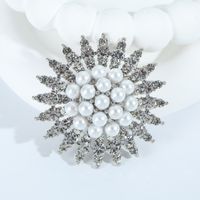 Basic Modern Style Classic Style Geometric Alloy Inlay Artificial Pearls Rhinestones Women's Brooches 1 Piece main image 3