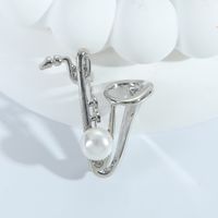 Einfacher Stil Musikinstrument Legierung Inlay Künstliche Perlen Frau Broschen 1 Stück main image 3