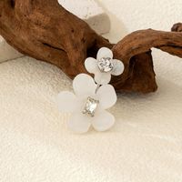 1 Pair Elegant Simple Style Flower Inlay Plastic Rhinestones Ear Clip main image 3