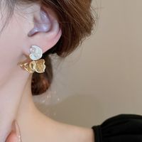 1 Pair Elegant Modern Style Classic Style Flower Inlay Alloy Copper Imitation Pearl Ear Studs main image 4