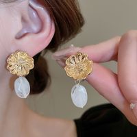 1 Pair Vintage Style Simple Style Flower Alloy Resin Drop Earrings main image 5