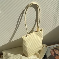 Women's Medium Pu Leather Solid Color Vintage Style Magnetic Buckle Bucket Bag main image 3