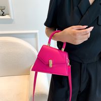 Women's Medium Pu Leather Solid Color Streetwear Lock Clasp Handbag Crossbody Bag main image 5