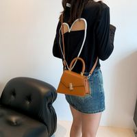 Women's Medium Pu Leather Solid Color Streetwear Lock Clasp Handbag Crossbody Bag main image 4