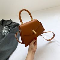 Women's Medium Pu Leather Solid Color Streetwear Lock Clasp Handbag Crossbody Bag sku image 4